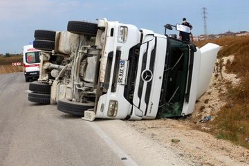 Mıcır dolu kamyon şarampole devrildi: 1 yaralı