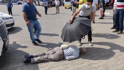 Minibüsün çarptığı yaşlı adam ağır yaralandı, kanlar içinde kalan yaşlı adamı şemsiye ile güneşten korudular