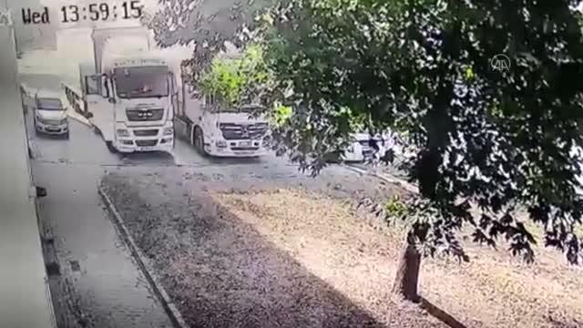 Park halindeki tırların alev aldığı anları güvenlik kamerası kaydetti