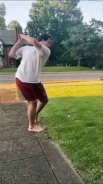 Il tire sa balle de golf au pire moment... oups