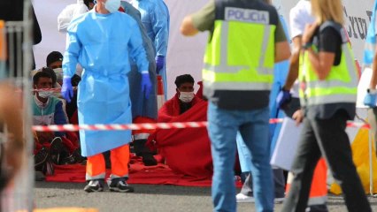 Salvamento rescata a 64 inmigrantes de dos pateras en aguas grancanarias.