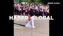 Rusya'da okul açılışına, dansöz kıyafetiyle göbek atan öğretmen damga vurdu