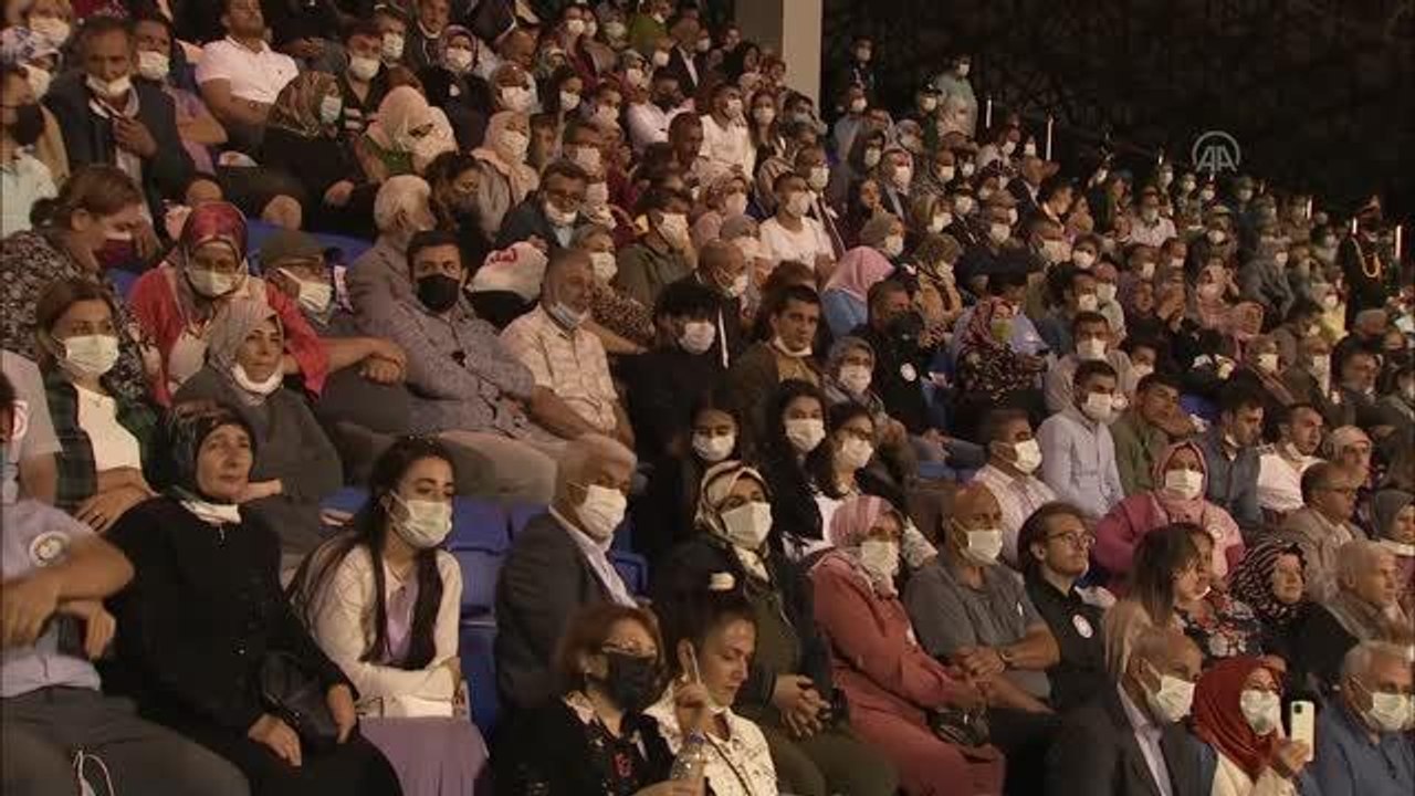 Cumhurbaşkanı Erdoğan: "Türk ekonomisi ikinci çeyrekte reel olarak yüzde 21,7 büyüyerek, dünyada en hızlı büyüyen ikinci ekonomi oldu"