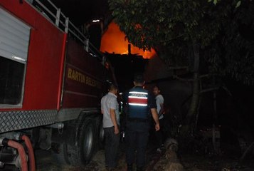 BARTIN'DA 2 KATLI AHŞAP BİNA YANDI