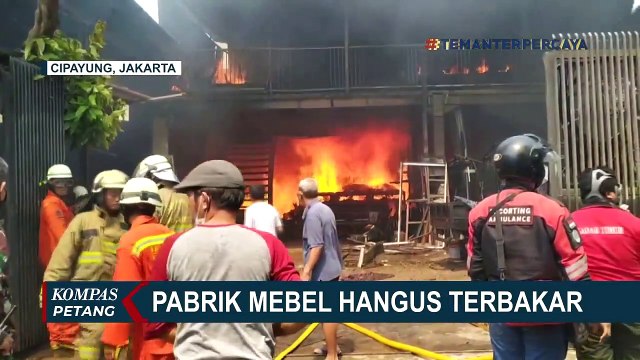 Diduga Akibat Hubungan Pendek Arus Listrik, Pabrik Mabel di Jaktim Hangus Terbakar