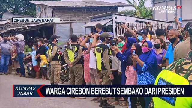 Warga Cirebon Berebut Sembako Dari Presiden