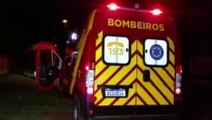 Mulher que estava na garupa de moto é socorrida pelo Siate após acidente no Bairro Brasília