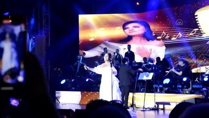 Zeki Müren'i Anma Gecesi'nde Sibel Can sahne aldı