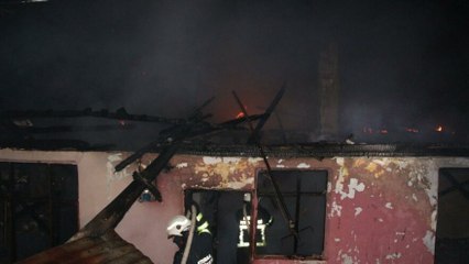 Uyurken çıkan yangından son anda kurtuldu