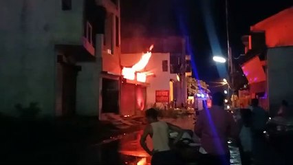 देर रात फर्नीचर गोडाउन में लगी आग, 7 फायर बिग्रेड ने पाया काबू