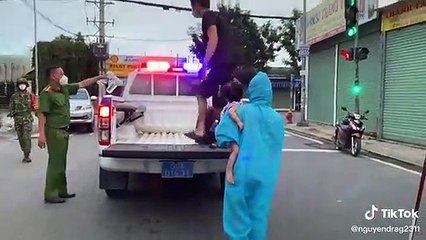 Bố mẹ bồng con sốt đi tìm bệnh viện, may được CSGT giúp đỡ