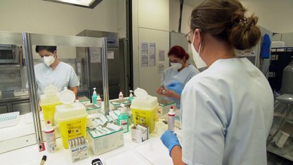 Covid-19: Διαμάχη για την τρίτη, «ενισχυτική» δόση του εμβολίου