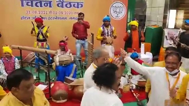 भाजपा के चिंतन शिविर में ई पान वाला बाबू वाले गाने पर नाचे पूर्व सीएम रमन सिंह, नंदकुमार साय ने बजाया ढोलक