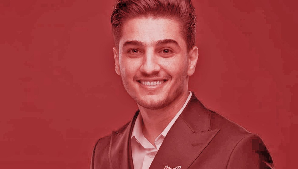 محمد عساف يقابل تمثاله الشمعي في متحف مدام توسو