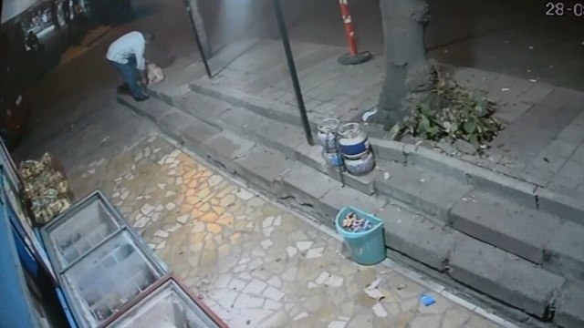 Yere düşen emekli maaşını böyle çaldı