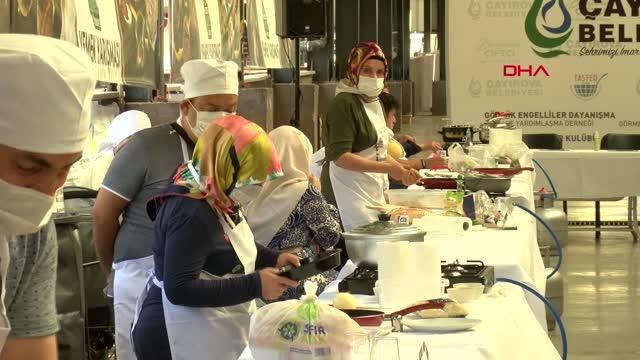 ENGELLİ BİREYLER YEMEK YAPARAK HÜNERLERİNİ SERGİLEDİ