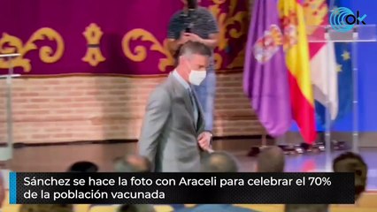Sánchez se hace la foto con Araceli para celebrar el 70%  de la población vacunada