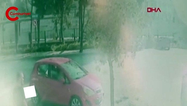 Bakırköy'de ters yöne girdi; otomobille kafa kafaya çarpıştı