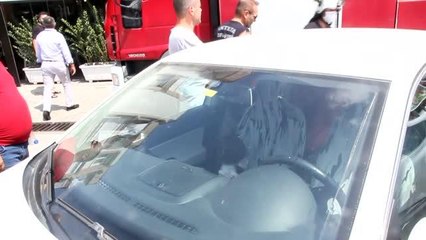 Otomobilde kilitli kalan 2 yaşındaki çocuğu itfaiye kurtardı