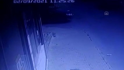 Esenyurt'ta kamyon fabrika bahçesine girdi