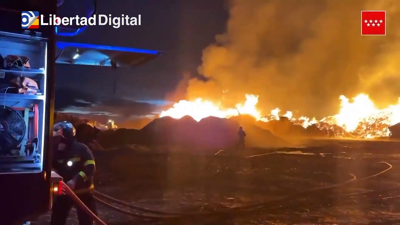 Un rayo provoca un enorme incendio en una fábrica en San Sebastián de los Reyes