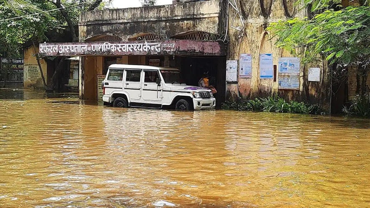 Bihar Flood Havoc: Fishes swimming in a hospita...