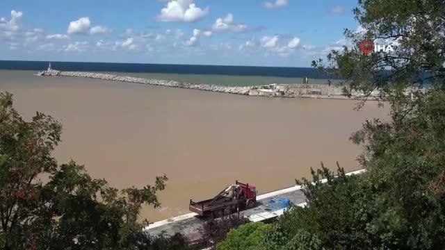 Şiddetli yağmur sonrası liman çamura bulandı