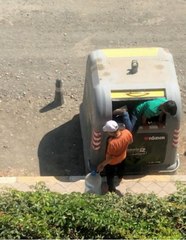 Bisikletlerine taktıkları radyo ile hurda toplayan çocuklar gönülleri fethetti