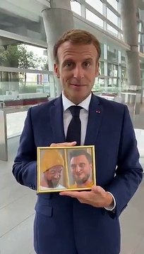 Emmanuel Macron rend homme à Samuel Paty et présente un cadre de McFly & Carlito pour la rentrée
