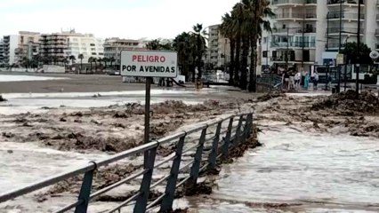 Una zona del casco urbano de Águilas, próxima a la playa, totalmente desbordada por el agua.
