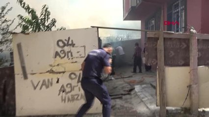 ARNAVUTKÖY'DE KİLERDEKİ YANGIN EVE SIÇRAMASIN DİYE SEFERBER OLDULAR