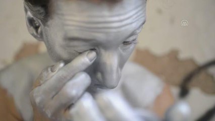 RIO DE JANEIRO - Brezilya'da sokak sanatçıları pandemi nedeniyle zor günler geçiriyor