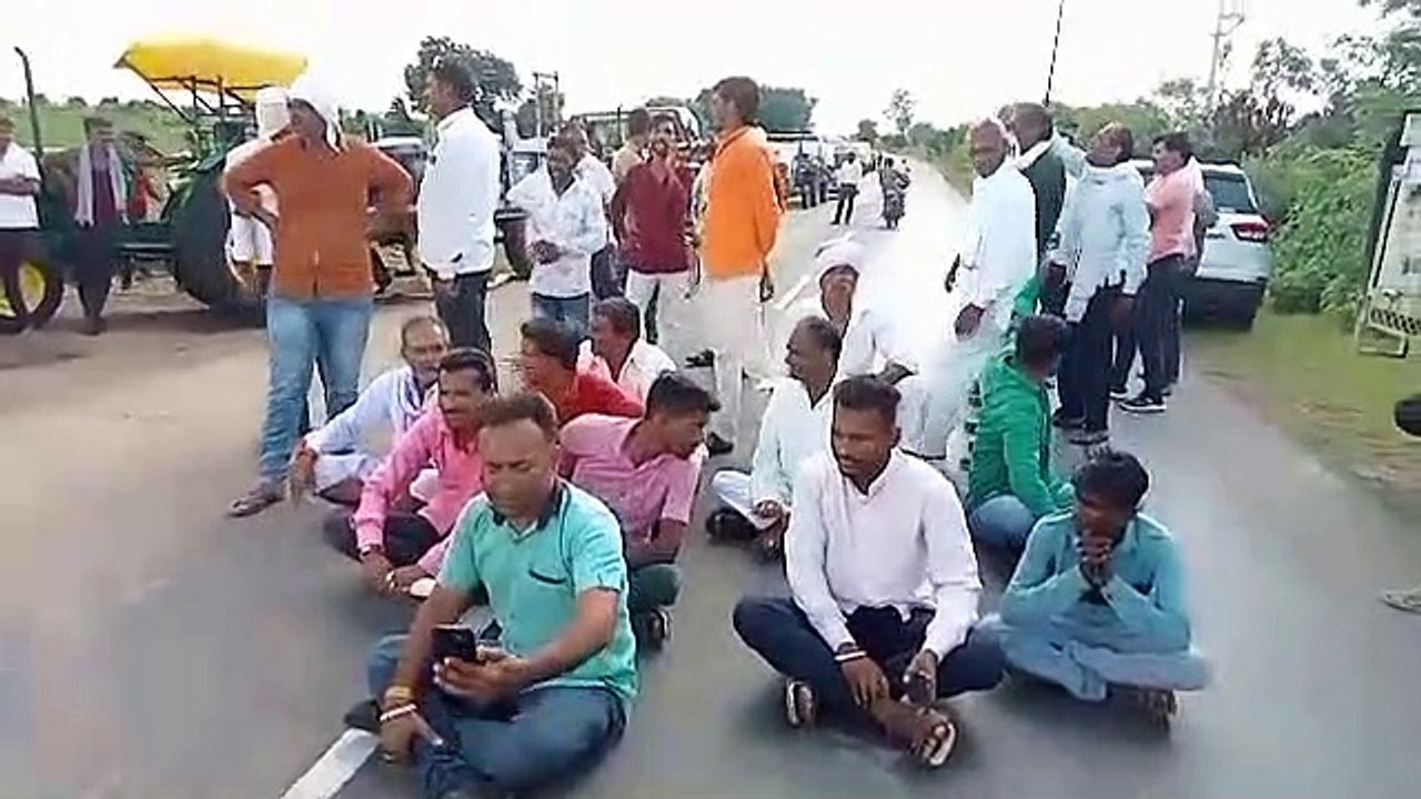 मूंग खरीदी नहीं होने से नाराज किसानों ने किया इंदौर हाईवे पर चक्का जाम