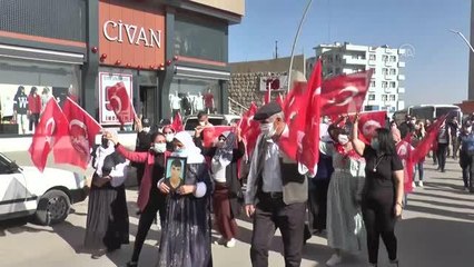 Télécharger la video: Son dakika haberleri! Terör örgütünün kaçırdığı evladına 6 yıl sonra kavuşan Şırnaklı aileden, HDP önünde halay