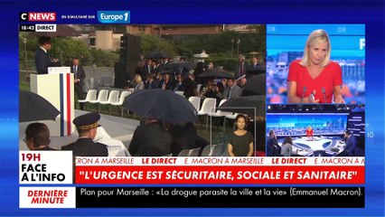 Regardez le discours d'Emmanuel Macron interrompu par la pluie et les invités qui s'enfuient: "Il faut quand même venir à Marseille pour avoir la pluie!"