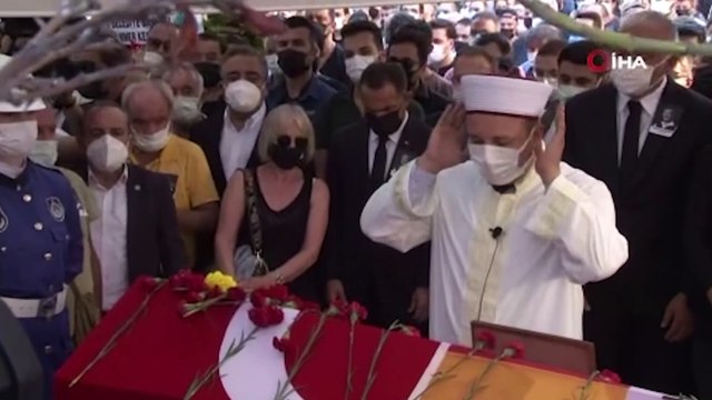Zaten bilmesini beklemiyorduk da uyaran da olmadı! Ferhan Şensoy'un cenaze namazına katılan kadın tepki çekti