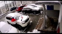 Une plaque de béton se décroche du toit et chute sur sa voiture...