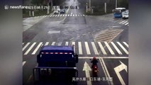 Un motard sauvé par son casque au moment du passage d'un camion
