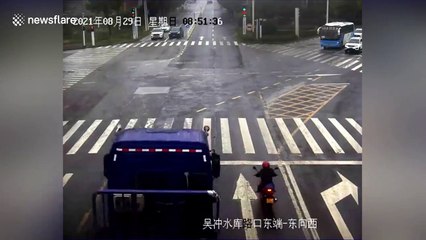 Un motard sauvé par son casque au moment du passage d'un camion