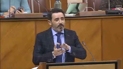 José Ramón Carmona explica en el Parlamento andaluz cómo tostar un mollete de Antequera