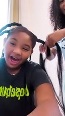Christina Milian tresse les cheveux de sa fille Violet.