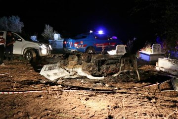 Takla atarak yol kenarına savrulan otomobilin içinde yanarak can verdi