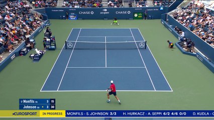 Le geste fair-play : Johnson vient relever Monfils après une mauvaise chute