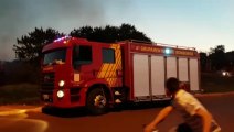 Corpo de Bombeiros combate incêndio em vegetação no Bairro Interlagos