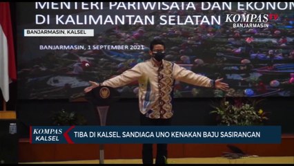 Tiba di Kalsel, Menteri Sandiaga Uno Pamerkan Baju Sasirangan