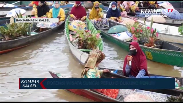 Sandiaga Uno Beradu Pantun dengan Acil Jukung Pasar Terapung Siring Menara Pandang Banjarmasin