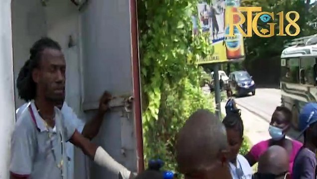 Plizyè moun k'ap viv ak yon andikap mache nan lari pòtoprens pou egzije leta akonpanye yo