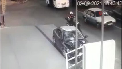 Polisten kaçan 2 kişi araçla servis bekleyen genç kadına böyle çarptı