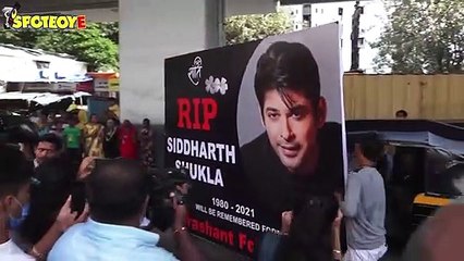 Fan's Pay Tribute To Sidharth Shukla WIth A Poster Outside His Residence | Gone Too Soon | SpotboyE