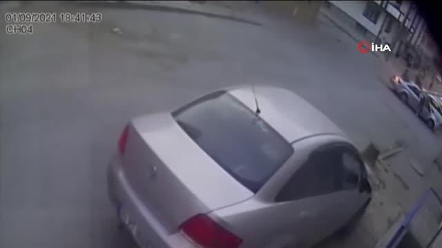 Otomobille çarpışan araç evin duvarına çarparak durdu: Faciadan dönüldü